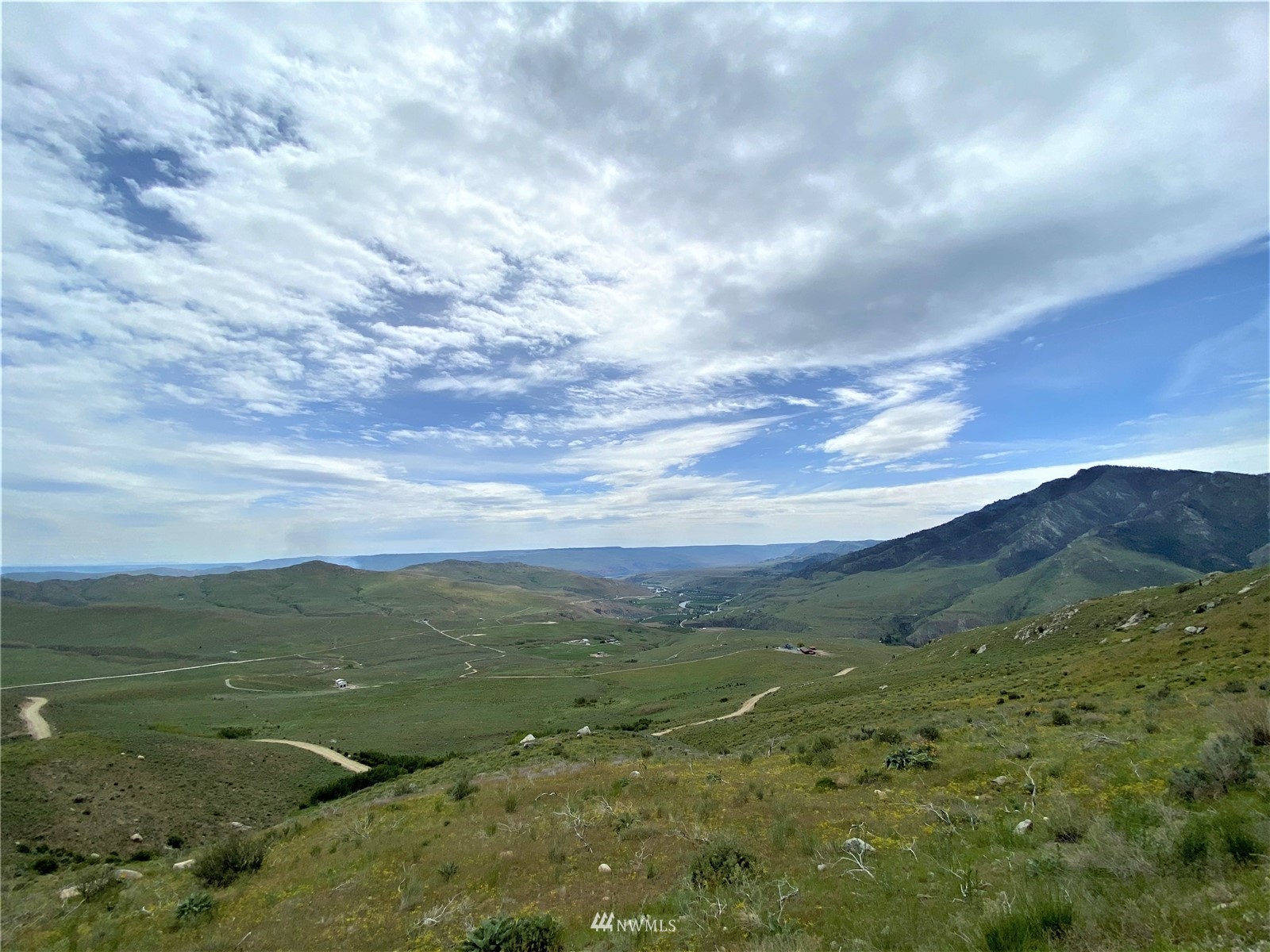 0 Sky Ridge Road Pateros, WA 98846 - Photo 5 of 39 a view of a field with an ocean