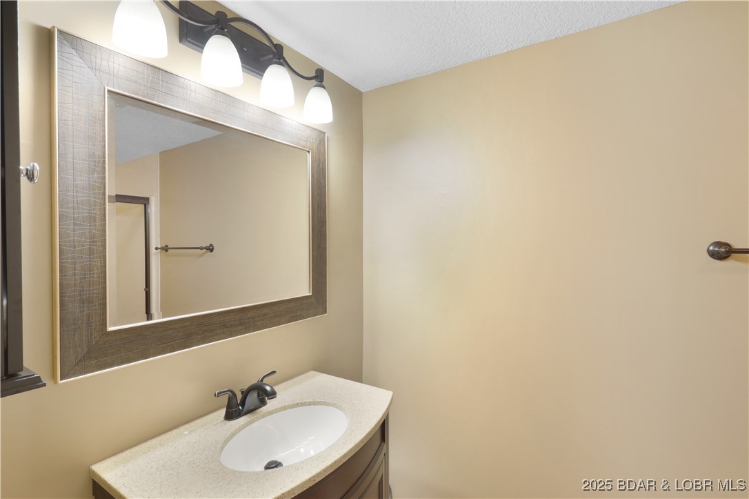 24 East Casa Del Rio, Unit 689 Lake Ozark, MO 65049 - Photo 27 of 31 Guest bathroom.