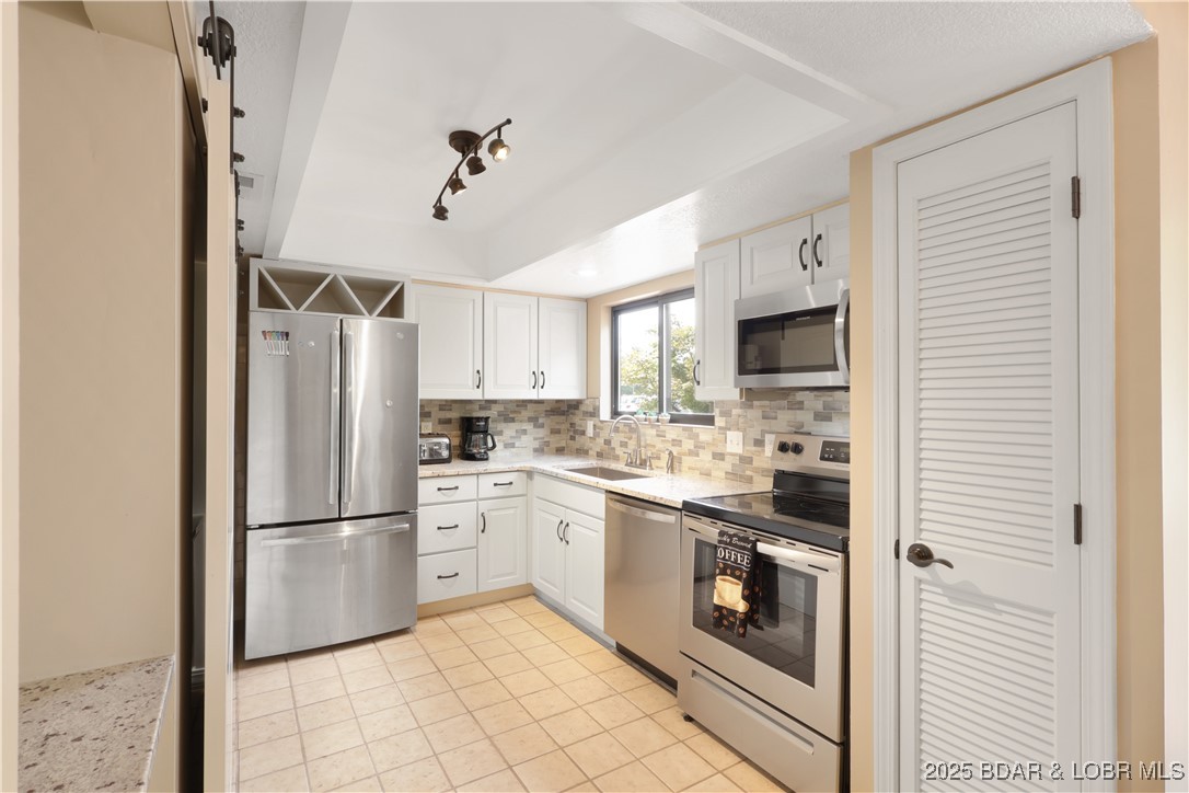 24 East Casa Del Rio, Unit 689 Lake Ozark, MO 65049 - Photo 10 of 31 Stainless steel appliances.