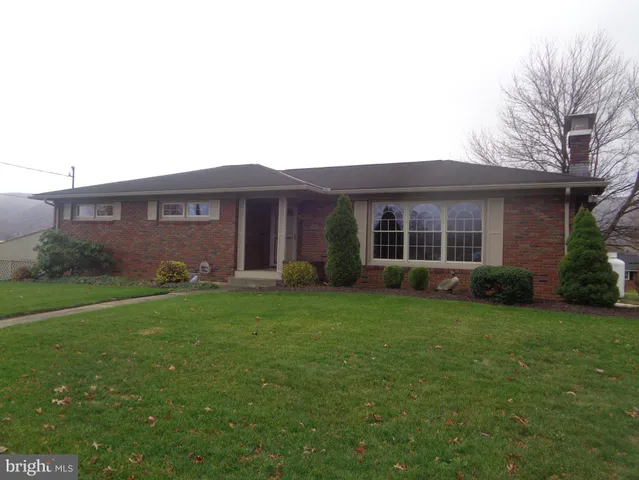a view of a house with a backyard