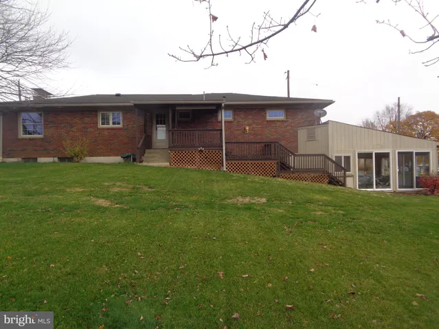a view of a yard in front of a house