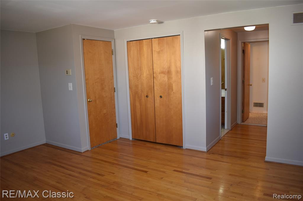 1977 Meadow Ridge Drive Walled Lake, MI 48390 - Photo 25 of 53