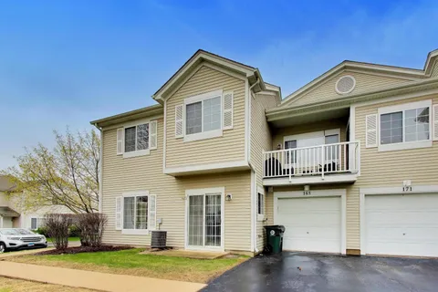 $2,000 | 165 Braxton Lane, Unit 165, Aurora, IL 60504