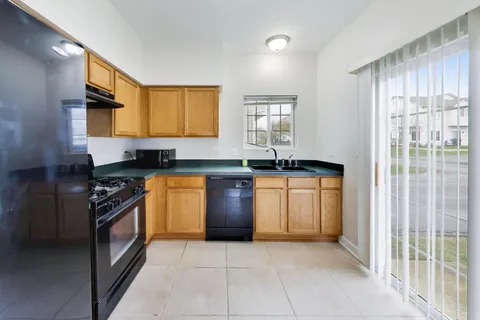 $2,000 | 165 Braxton Lane, Unit 165, Aurora, IL 60504