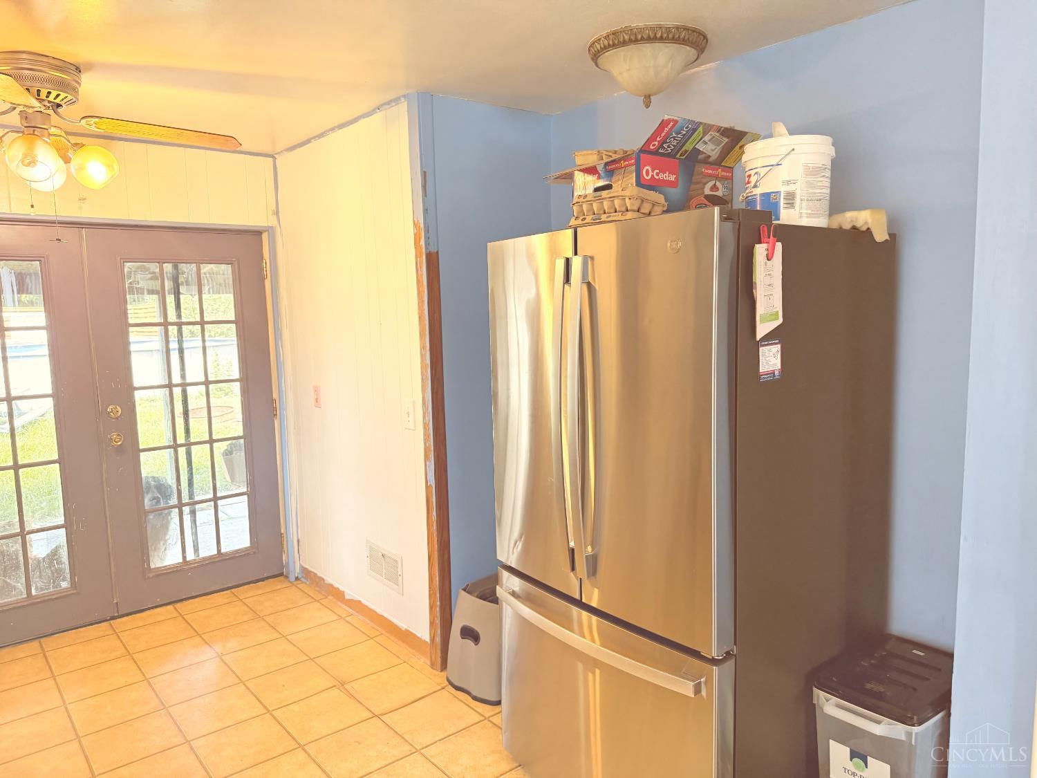 5618 Lawrence Road Cincinnati, OH 45248 - Photo 5 of 12 Kitchen
