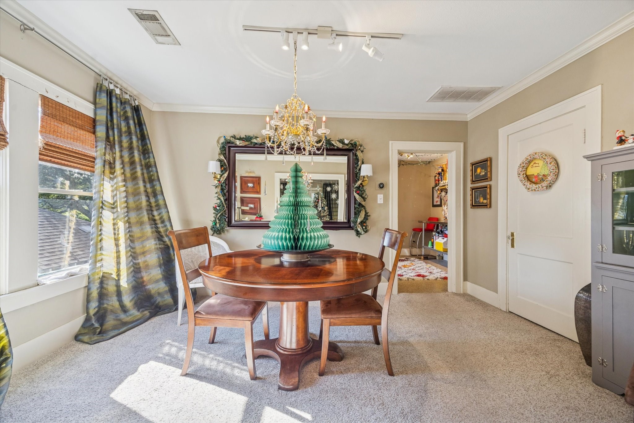 3711 Reagan Street Houston, TX 77009 - Photo 25 of 40 a dining room with furniture and window