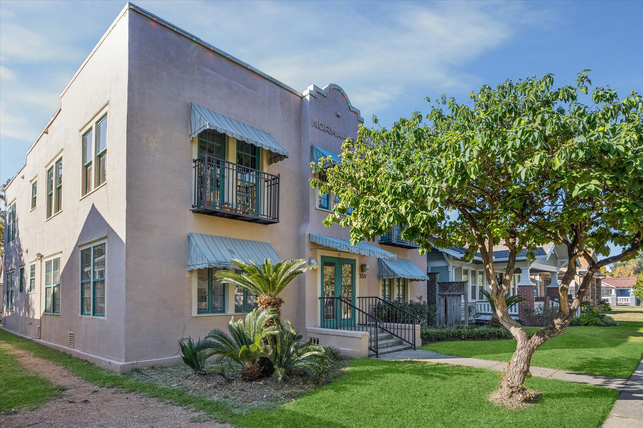 3711 Reagan Street Houston, TX 77009 - Photo 4 of 40 a front view of a house with a garden