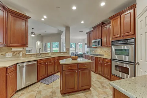 $750,000 | 11 East French Oaks Circle, The Woodlands, TX 77382