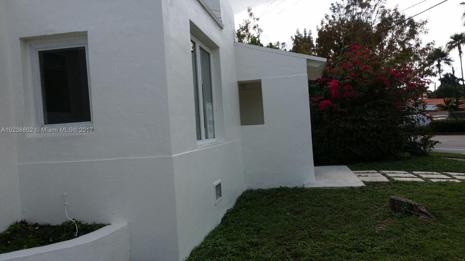 4717 Alton Road Miami Beach, FL 33140 - Photo 24 of 34 a view of back yard of the house