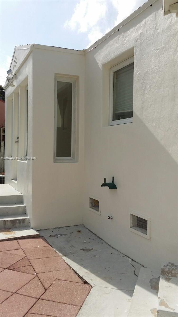 4717 Alton Road Miami Beach, FL 33140 - Photo 25 of 34 a view of an empty room