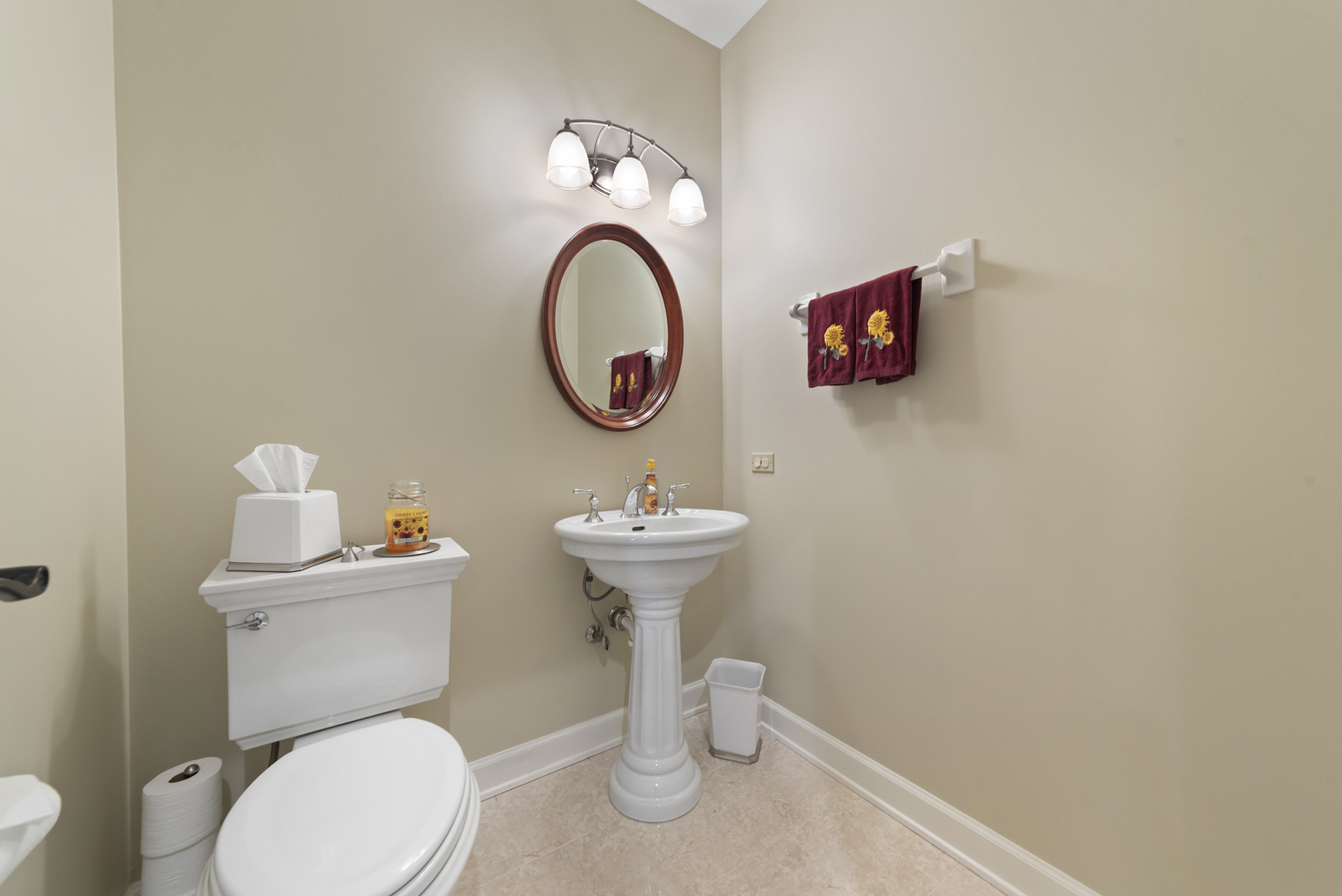 20 Lake Ridge Club Court Burr Ridge, IL 60527 - Photo 17 of 43 a bathroom with a toilet a sink and a mirror