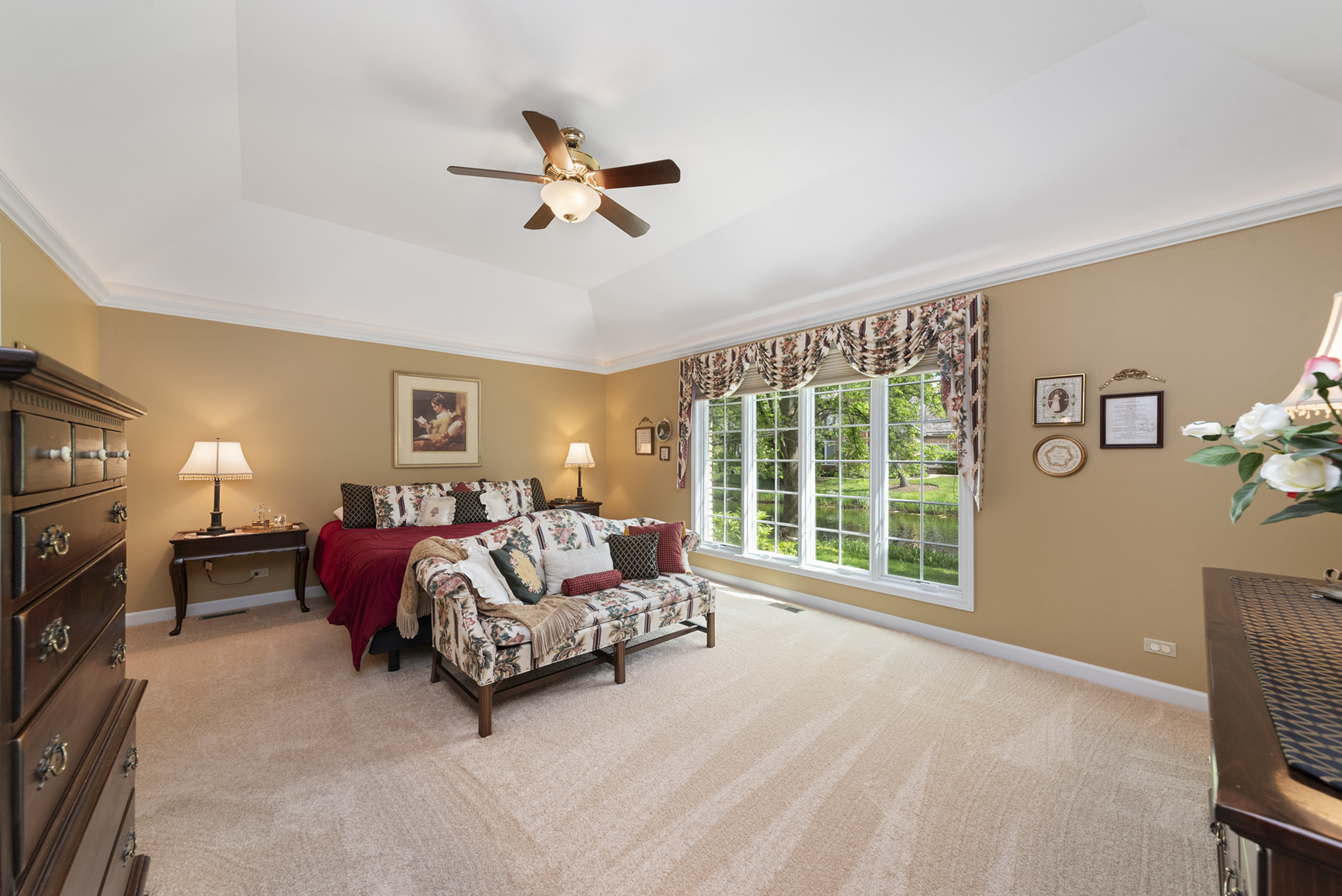 20 Lake Ridge Club Court Burr Ridge, IL 60527 - Photo 18 of 43 a spacious bedroom with a bed and a couch
