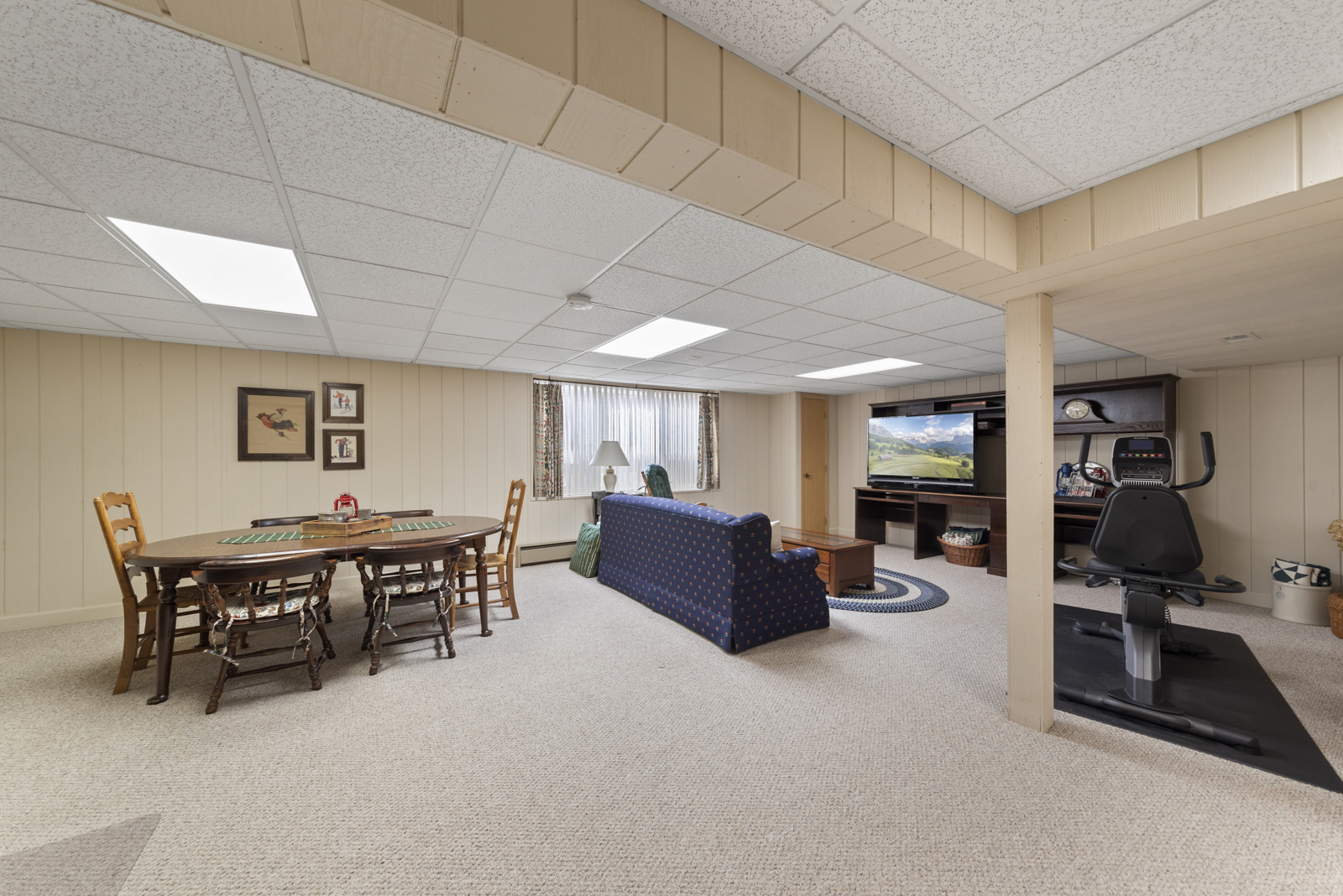 20 Lake Ridge Club Court Burr Ridge, IL 60527 - Photo 27 of 43 a view of a livingroom with furniture