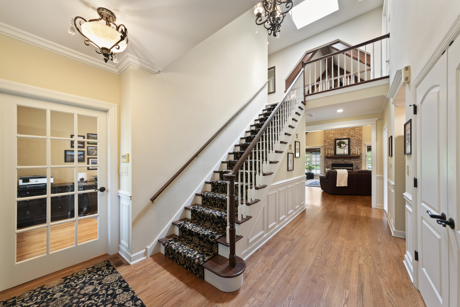 20 Lake Ridge Club Court Burr Ridge, IL 60527 - Photo 4 of 43 a view of a hallway view with staircase