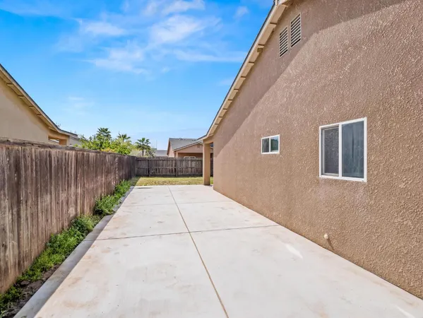 a view of backyard with pathway