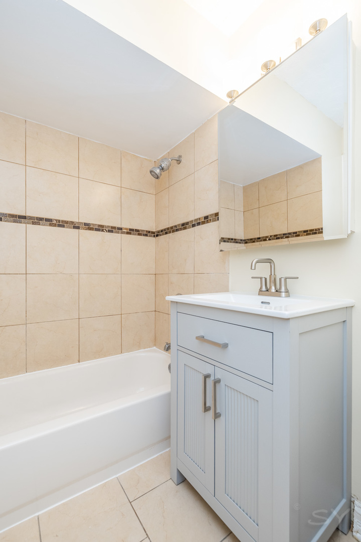 14 Arrowhead Drive Thornton, IL 60476 - Photo 11 of 26 a bathroom with a bathtub and a sink