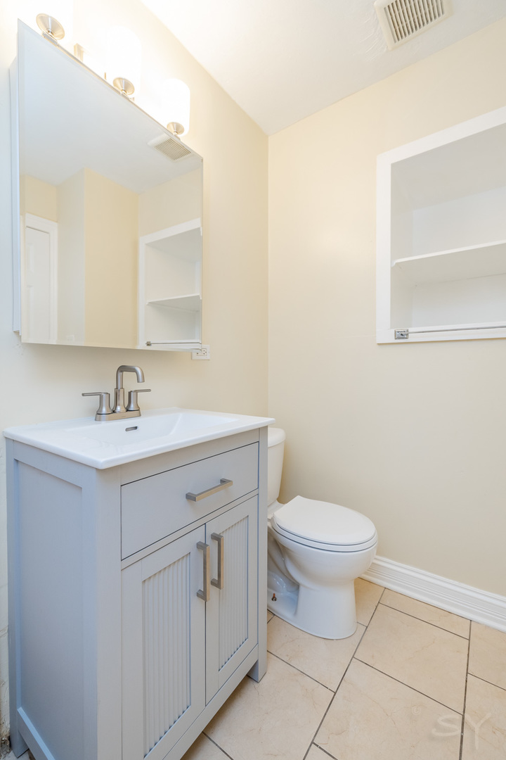 14 Arrowhead Drive Thornton, IL 60476 - Photo 12 of 26 a bathroom with a sink toilet and a mirror