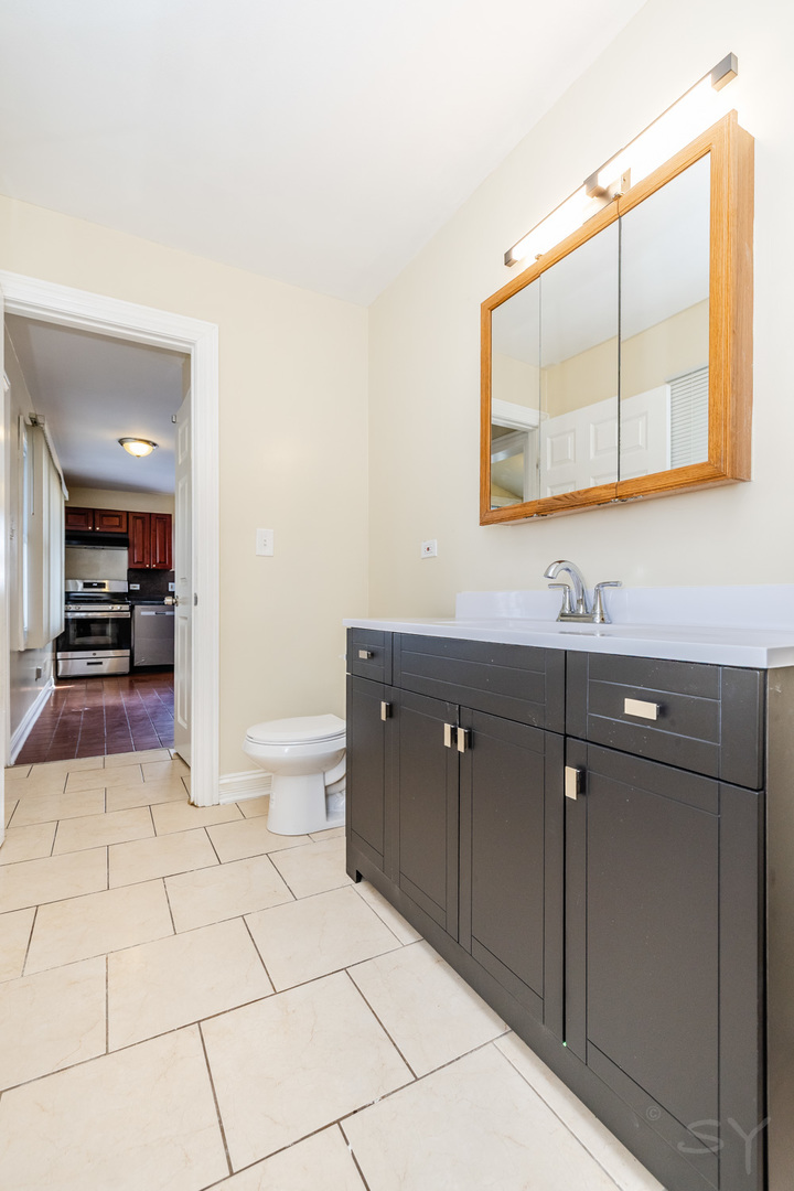 14 Arrowhead Drive Thornton, IL 60476 - Photo 15 of 26 a spacious bathroom with a toilet sink and mirror
