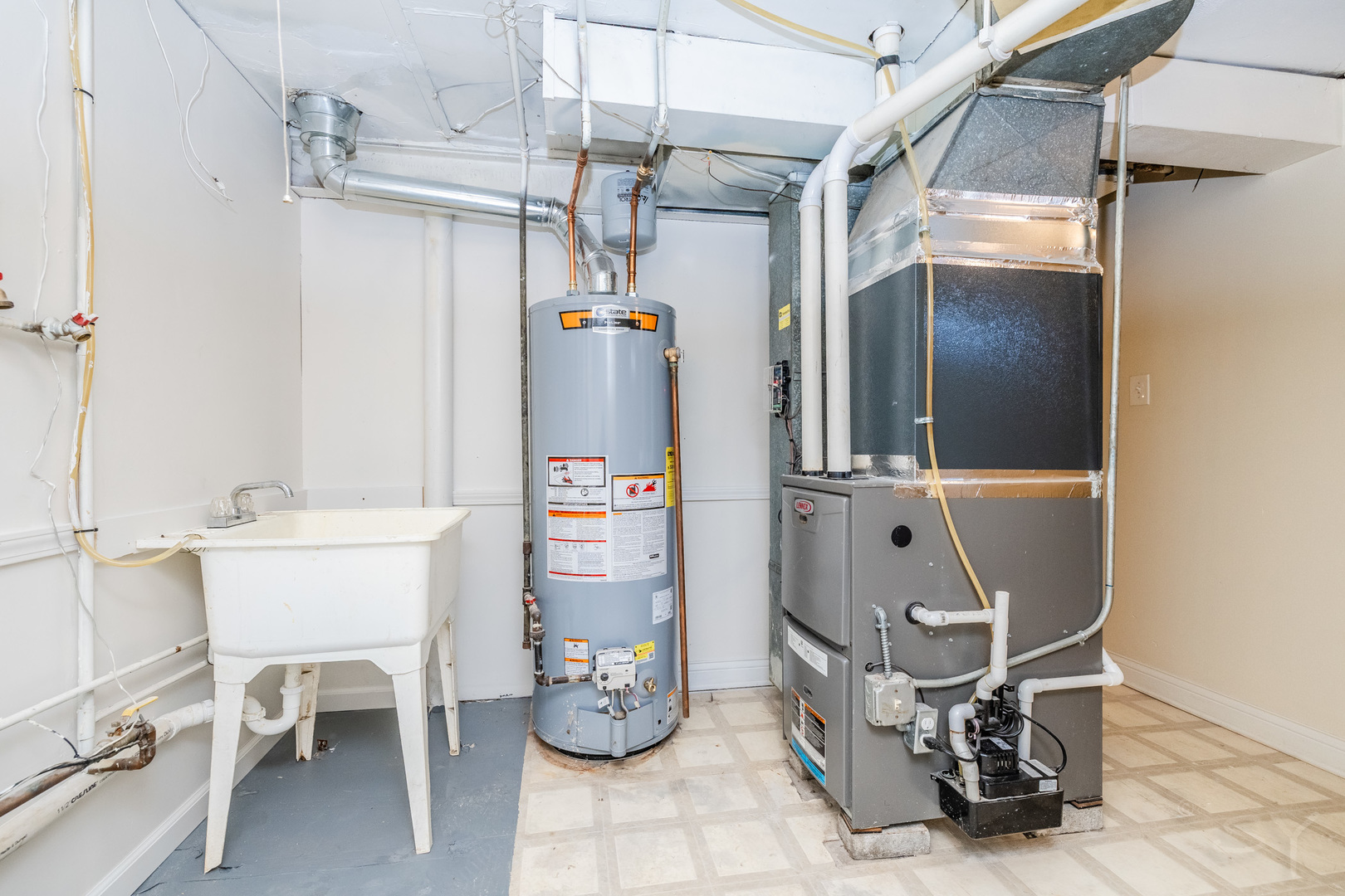 14 Arrowhead Drive Thornton, IL 60476 - Photo 20 of 26 a room with table and chairs