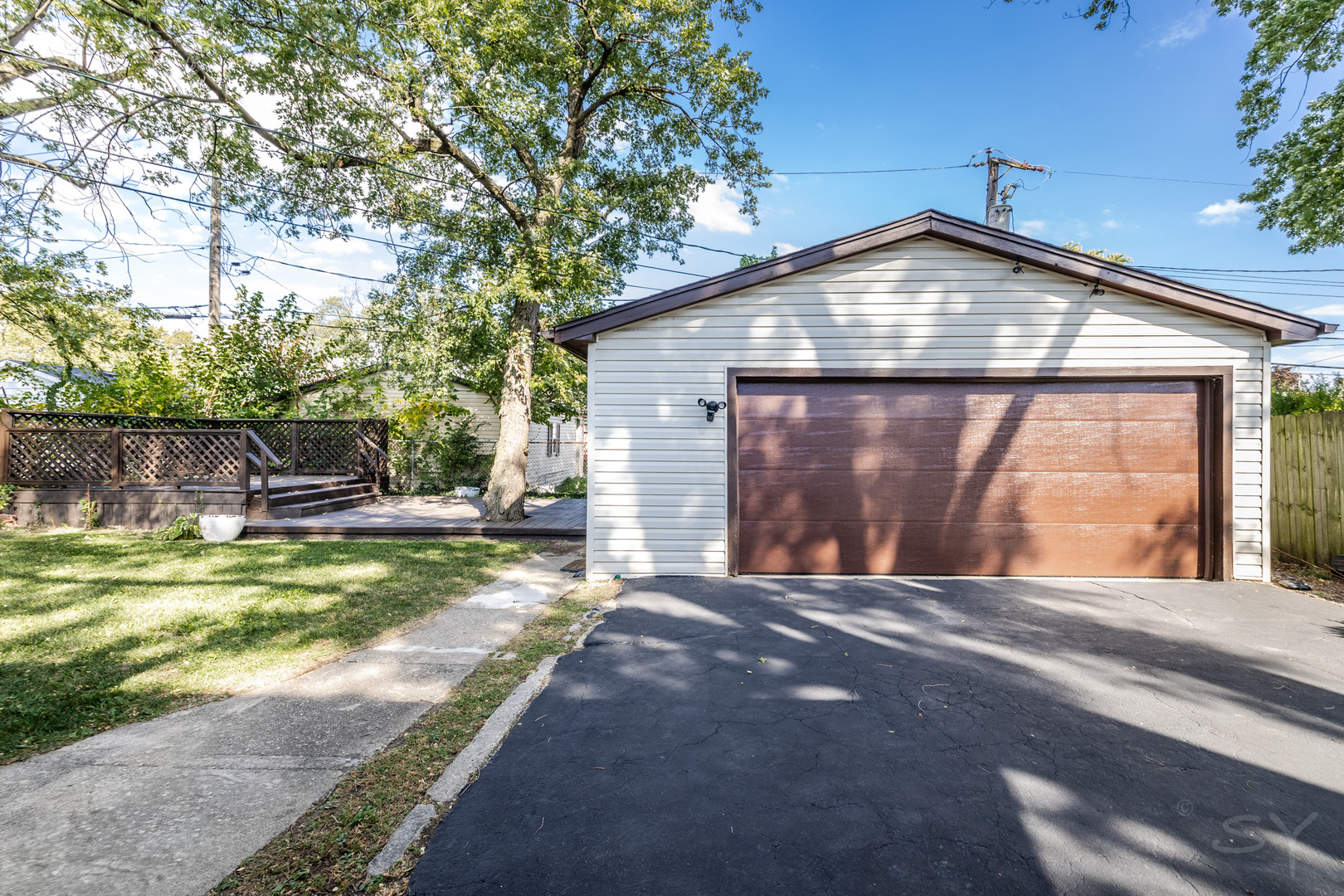 14 Arrowhead Drive Thornton, IL 60476 - Photo 23 of 26 a front view of a house with garden