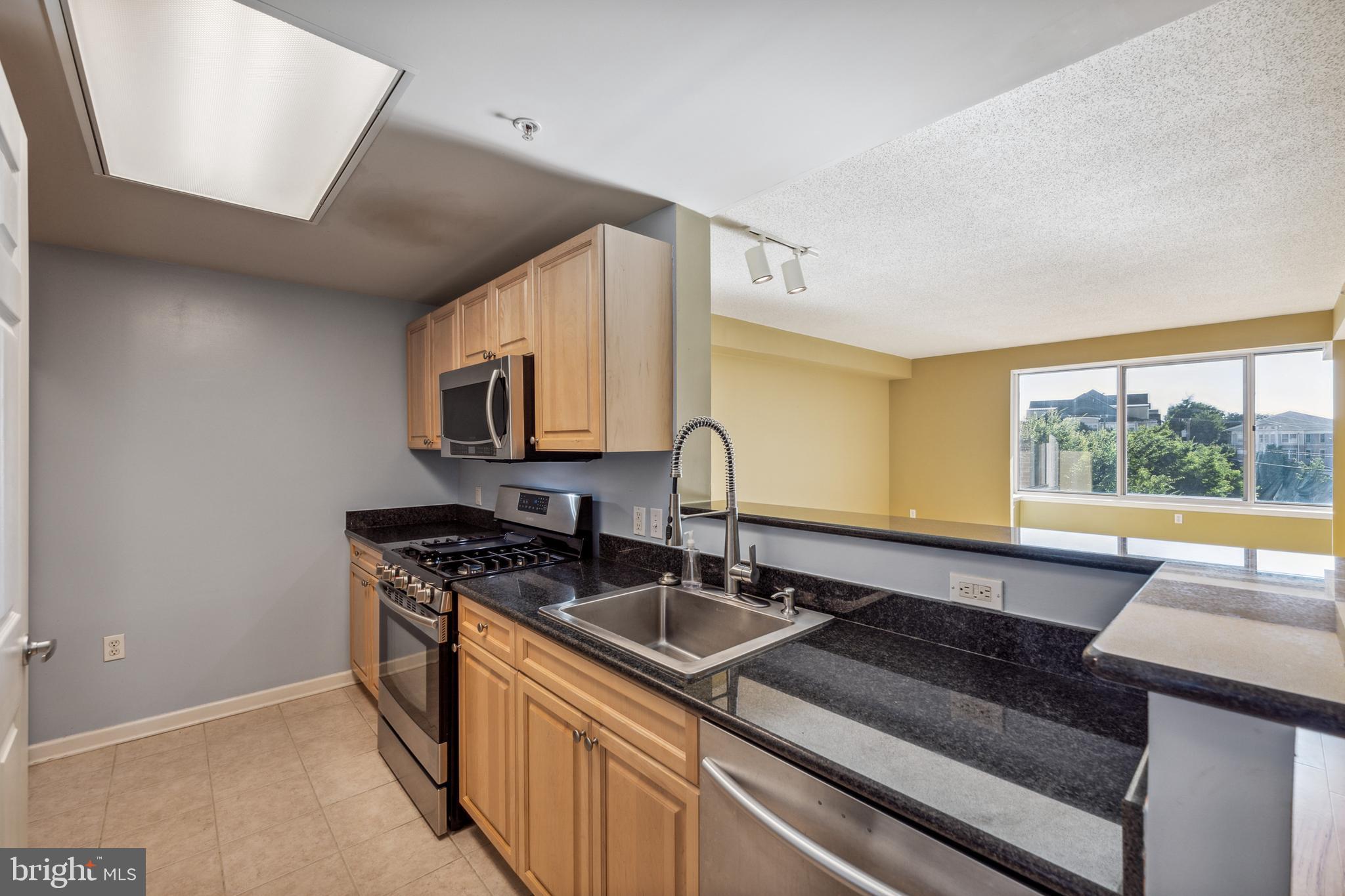 2726 Gallows Road, Unit 412 Vienna, VA 22180 - Photo 11 of 38 Updated Kitchen