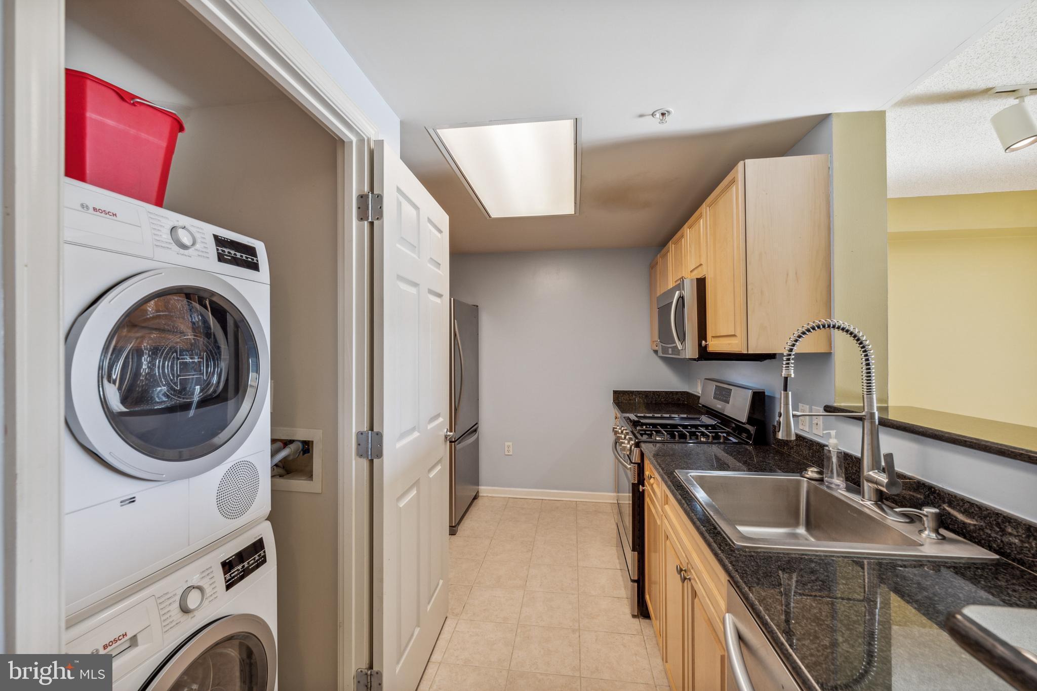 2726 Gallows Road, Unit 412 Vienna, VA 22180 - Photo 13 of 38 Updated Kitchen