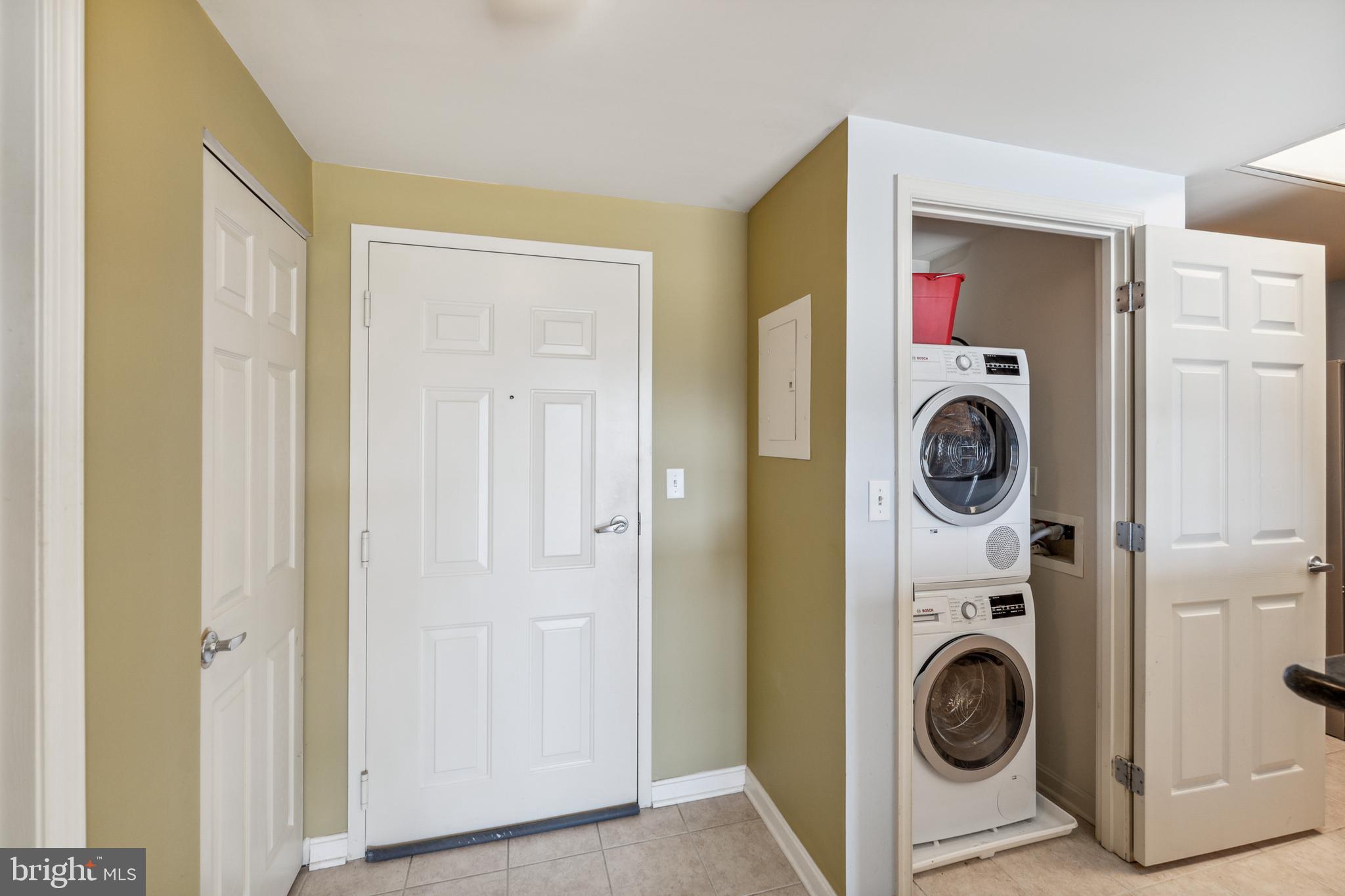2726 Gallows Road, Unit 412 Vienna, VA 22180 - Photo 14 of 38 Condo Foyer