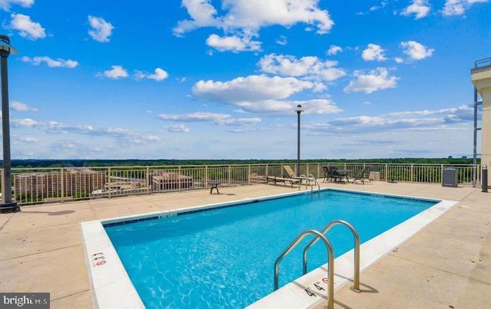 2726 Gallows Road, Unit 412 Vienna, VA 22180 - Photo 24 of 38 Roof Top Pool