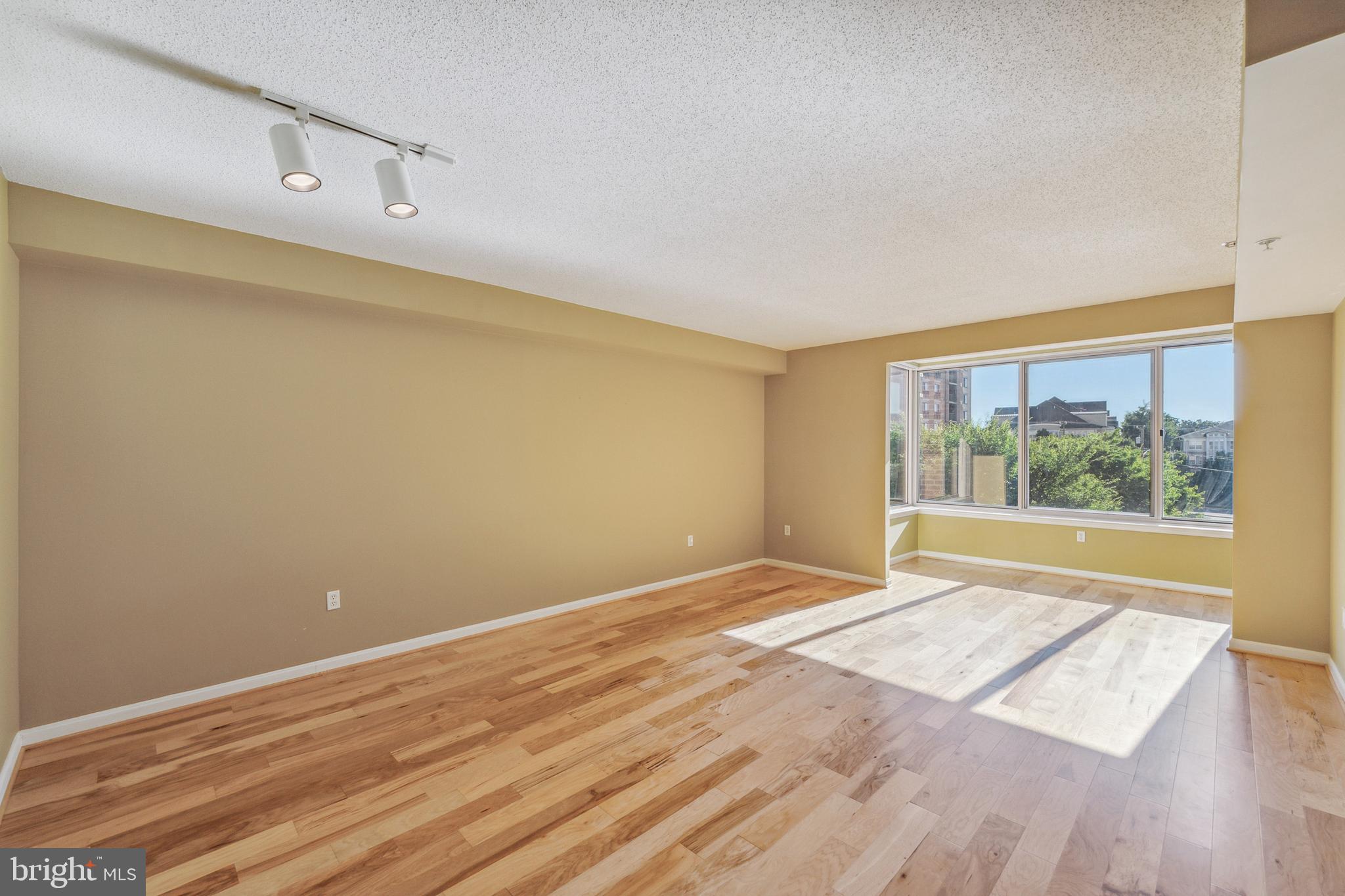 2726 Gallows Road, Unit 412 Vienna, VA 22180 - Photo 8 of 38 Open Concept Unit