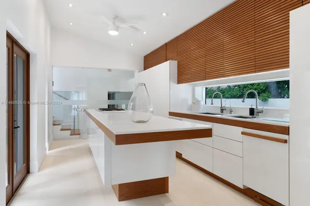 $68,000,000 | 105-115 Ocean Boulevard, Golden Beach, FL 33160