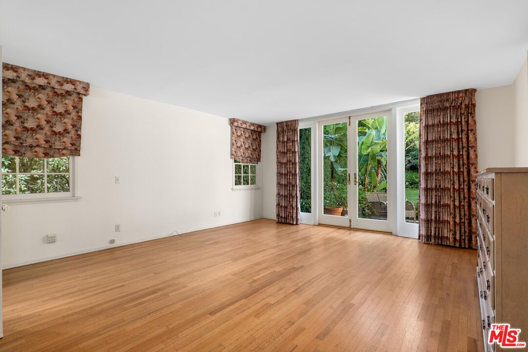 295 Homewood Road Los Angeles, CA 90049 - Photo 18 of 23