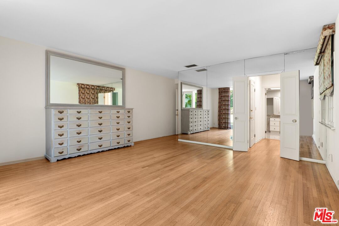 295 Homewood Road Los Angeles, CA 90049 - Photo 21 of 23