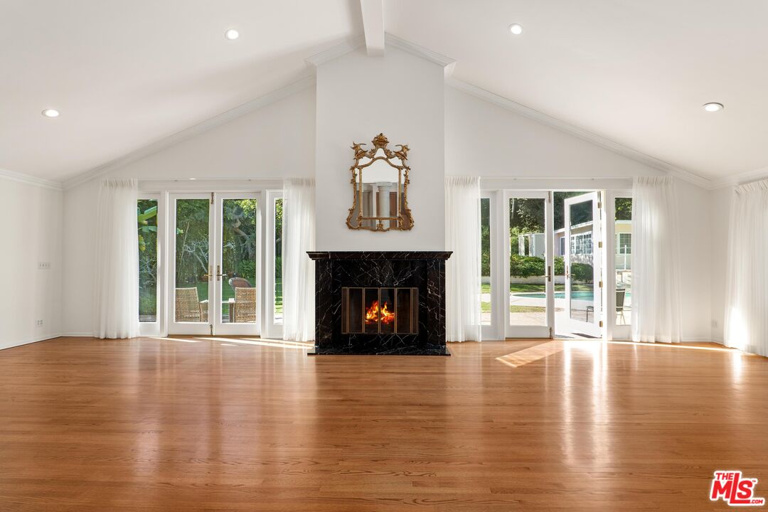 295 Homewood Road Los Angeles, CA 90049 - Photo 6 of 23