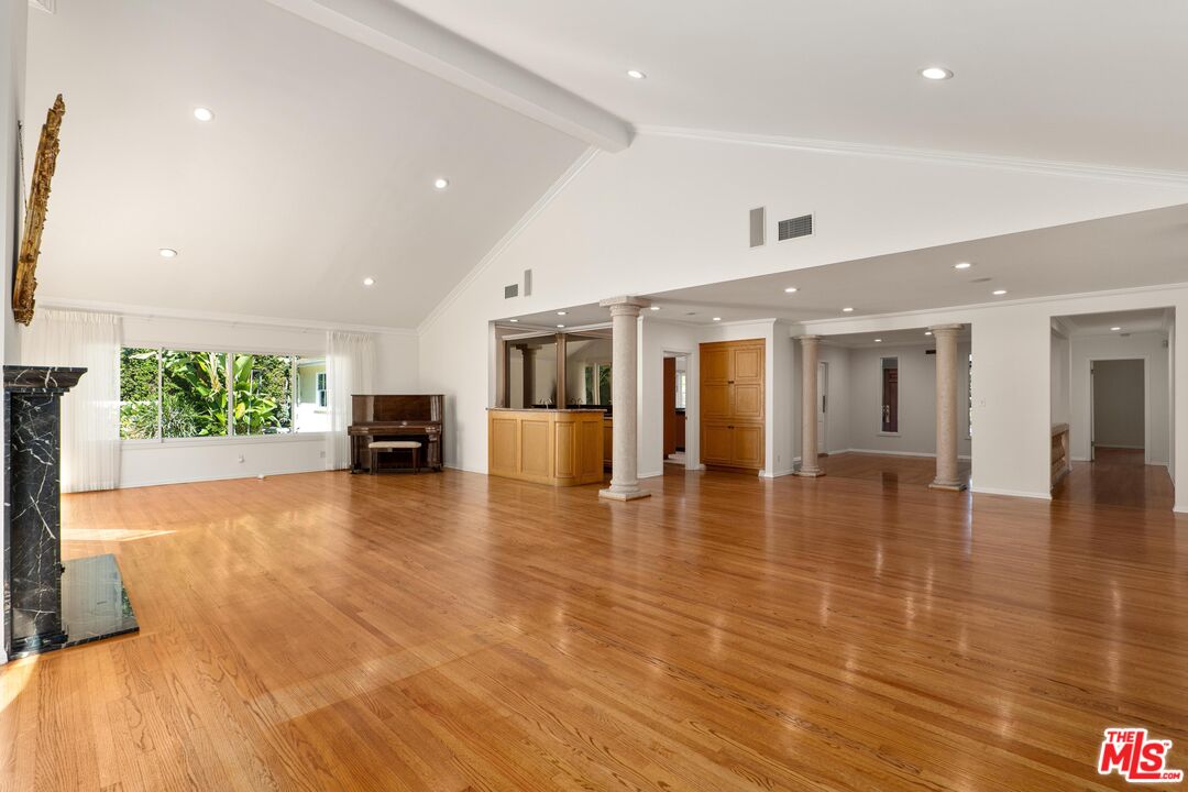 295 Homewood Road Los Angeles, CA 90049 - Photo 8 of 23