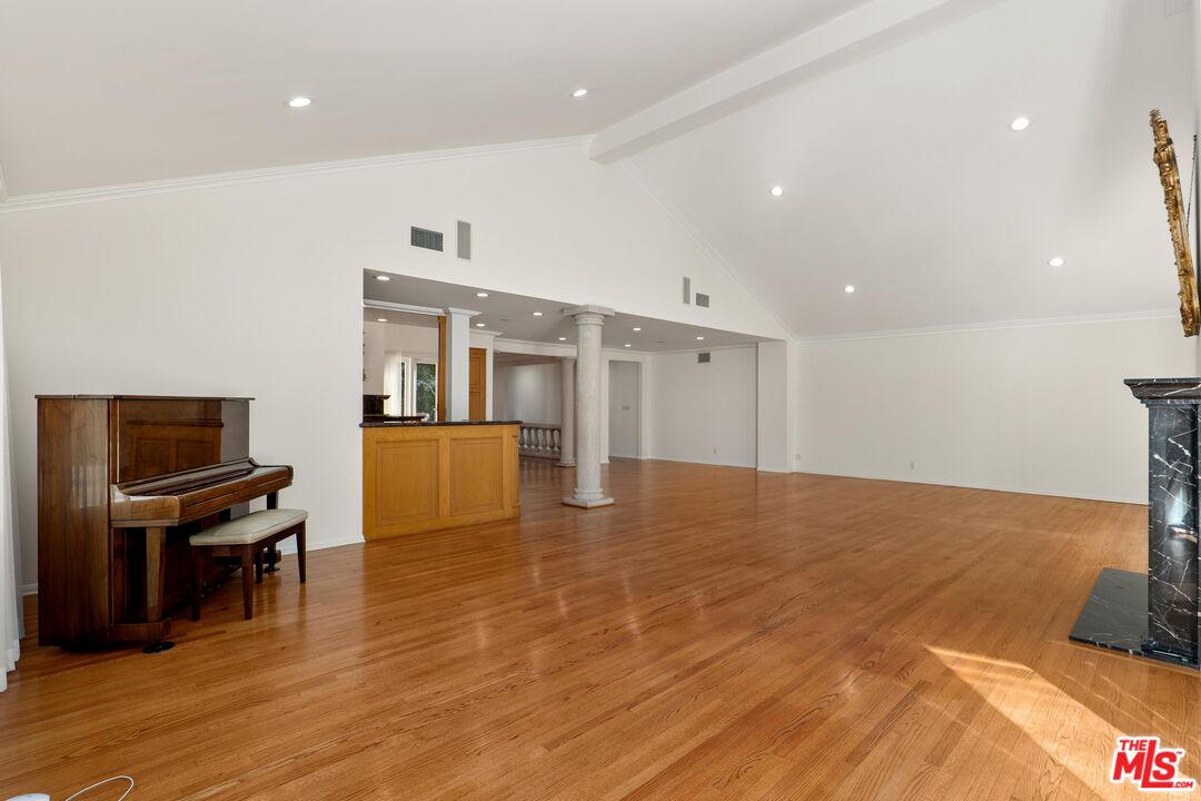 295 Homewood Road Los Angeles, CA 90049 - Photo 9 of 23