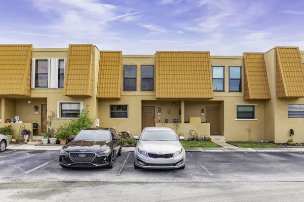 $3,000 | 9119 Lime Tree Lane, Unit 169, Pembroke Pines, FL 33024