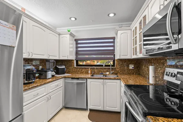 $3,000 | 9119 Lime Tree Lane, Unit 169, Pembroke Pines, FL 33024