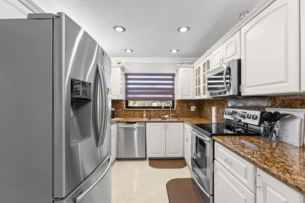 $3,000 | 9119 Lime Tree Lane, Unit 169, Pembroke Pines, FL 33024