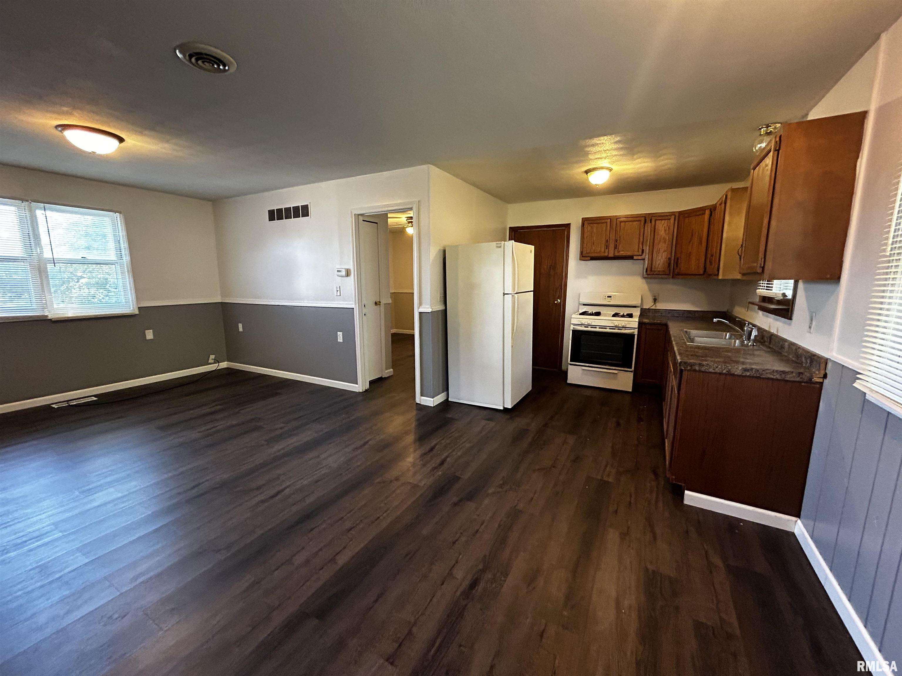 126 Amsler Street, Unit B Bartonville, IL 61607 - Photo 4 of 8