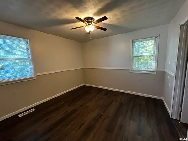 $850 | 126 Amsler Street, Unit B, Bartonville, IL 61607