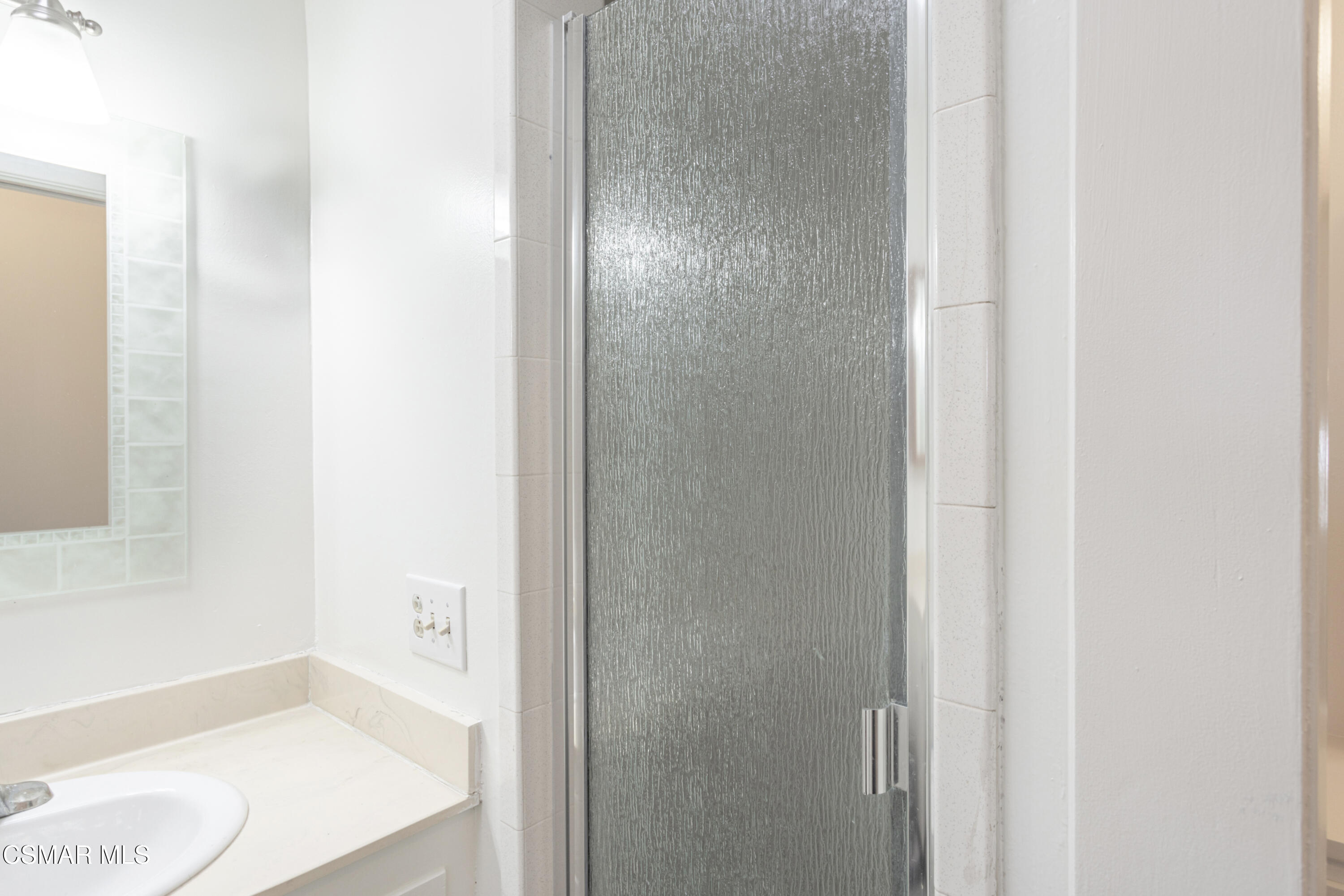 1337 Edgewood Way, Unit 37 Oxnard, CA 93030 - Photo 9 of 13 a bathroom with a bathtub