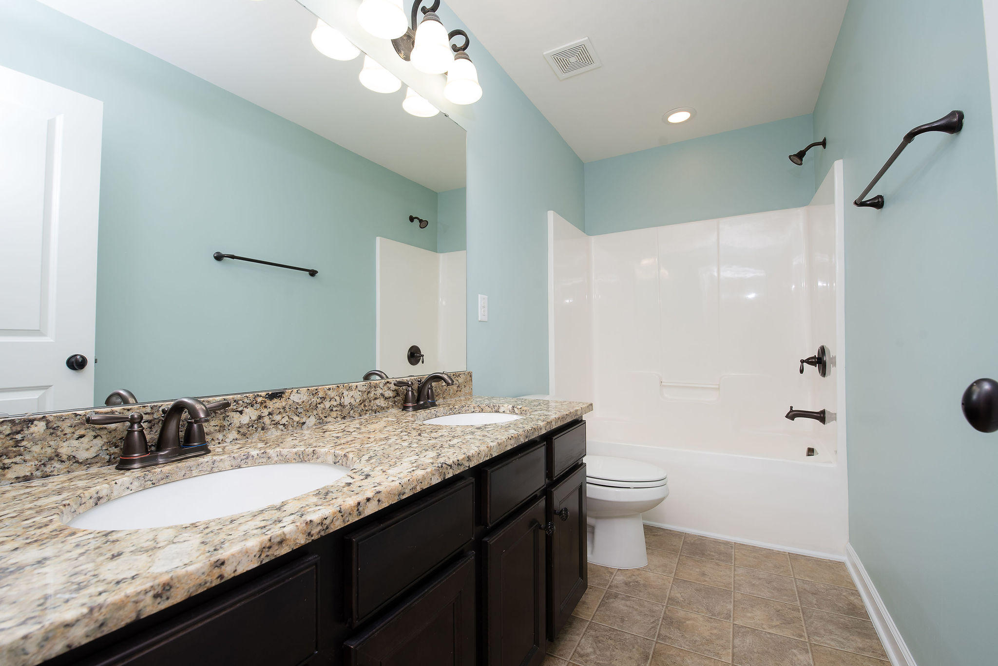 424 Spectrum Road Summerville, SC 29486 - Photo 24 of 44 Guest Bathroom