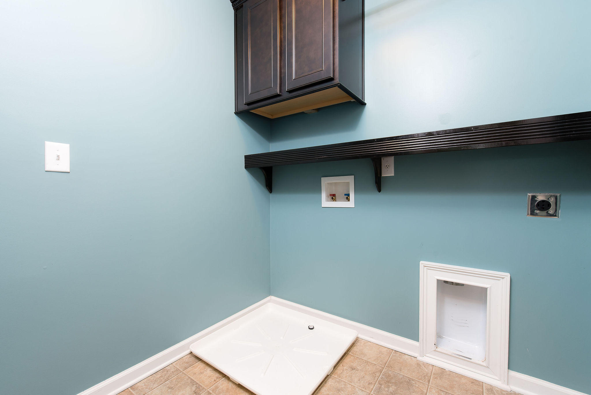424 Spectrum Road Summerville, SC 29486 - Photo 26 of 44 Laundry Room