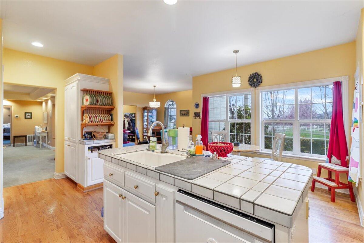 811 Carpenter Hill Road Medford, OR 97501 - Photo 15 of 53 View out from Kitchen