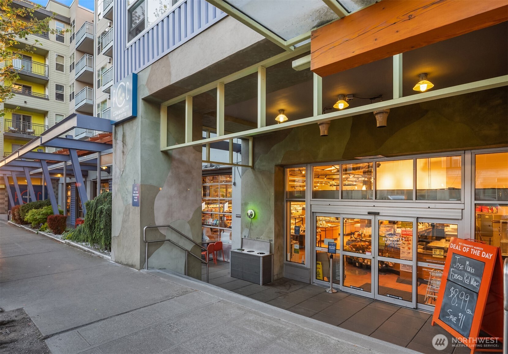 3606 Francis Avenue North Seattle, WA 98103 - Photo 31 of 35