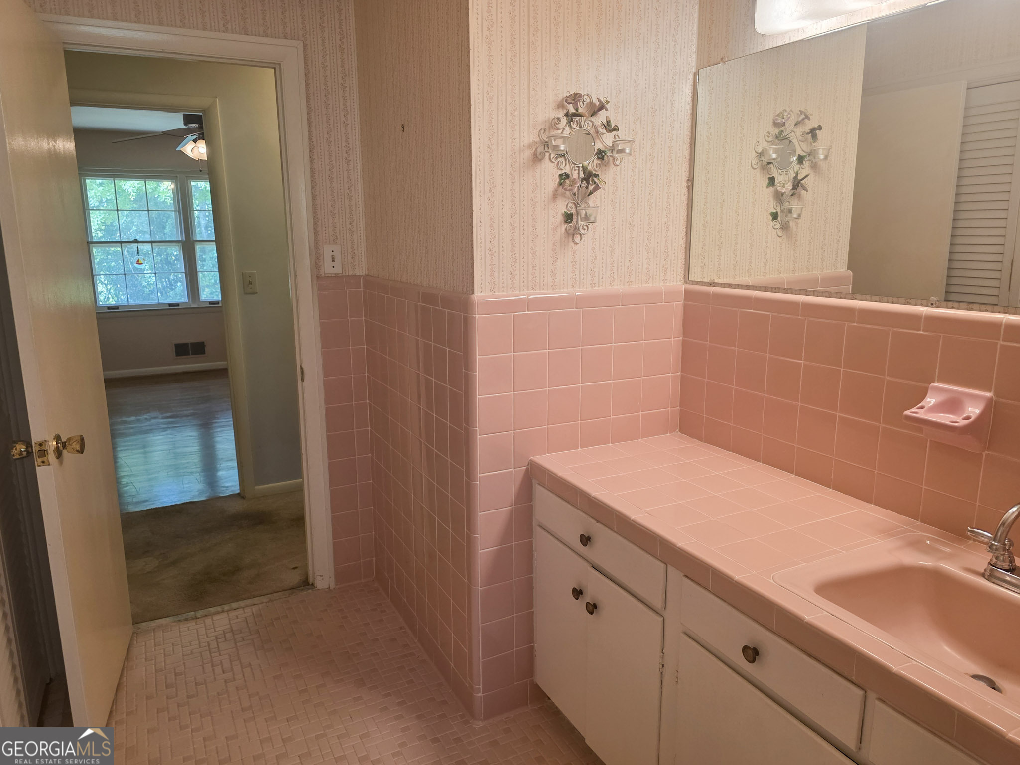 1712 Briarcliff Road Milledgeville, GA 31061 - Photo 33 of 44 a bathroom with a sink and a mirror