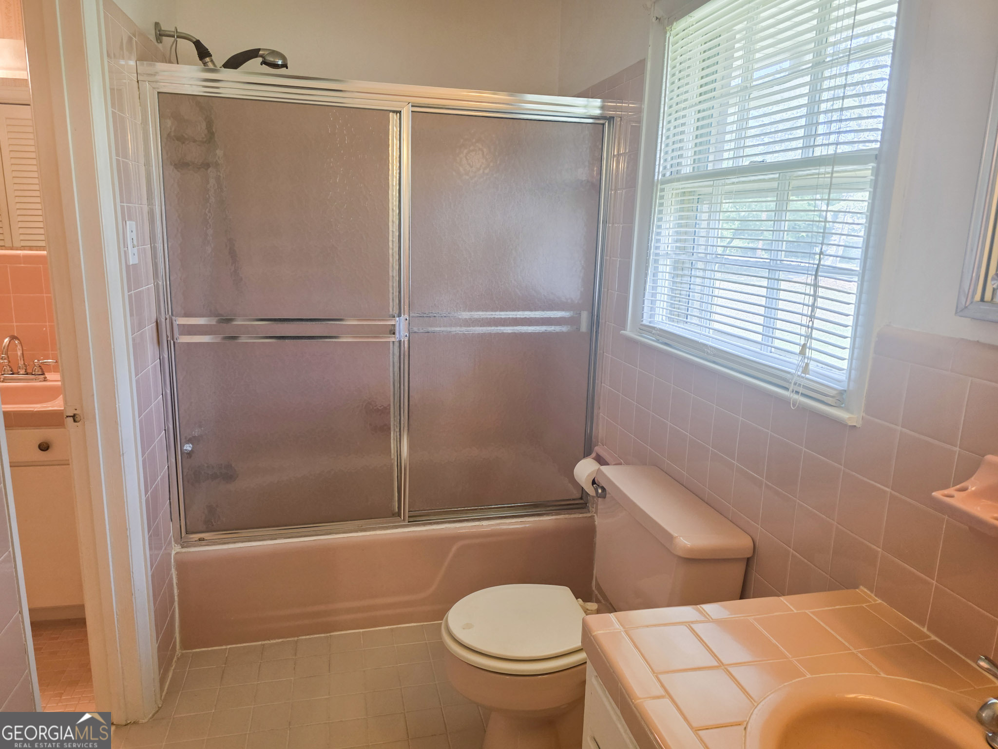 1712 Briarcliff Road Milledgeville, GA 31061 - Photo 36 of 44 a bathroom with a toilet and a shower