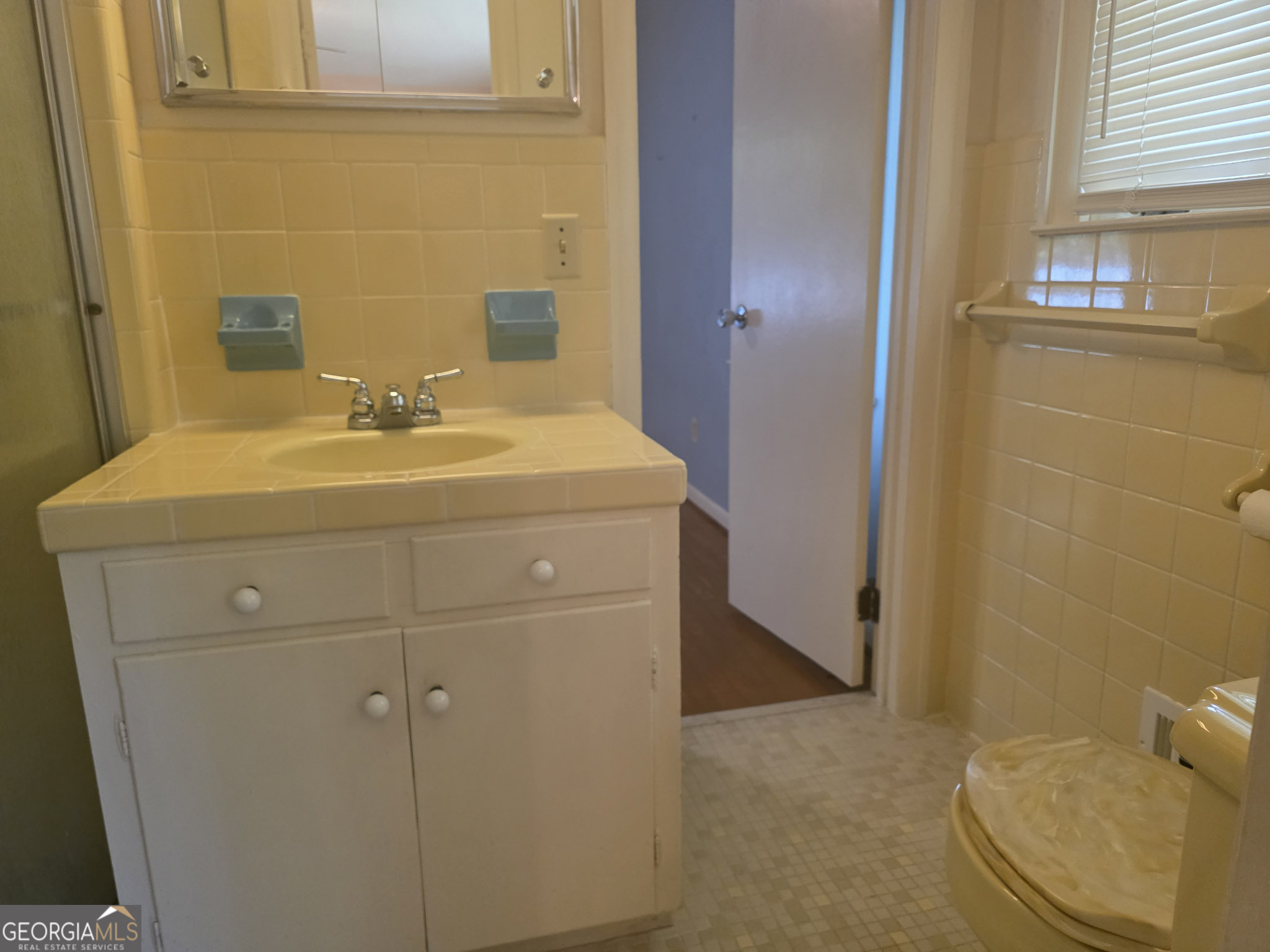 1712 Briarcliff Road Milledgeville, GA 31061 - Photo 39 of 44 a bathroom with a sink a toilet and shower