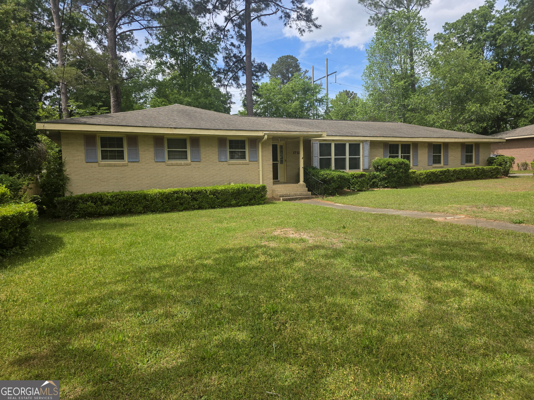 1712 Briarcliff Road Milledgeville, GA 31061 - Photo 5 of 44 a front view of a house with a garden