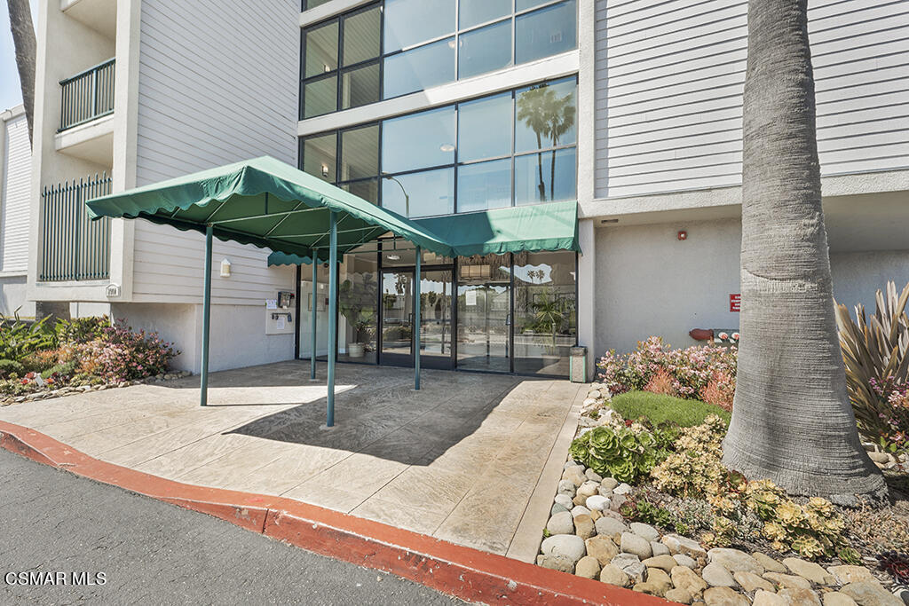 2901 Peninsula Road, Unit 137 Oxnard, CA 93035 - Photo 4 of 36 a view of a patio with table and chairs under an umbrella